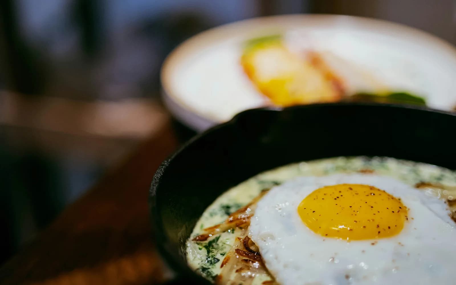Knusprige Kartoffelpfanne mit Eiern und einem Klecks Magerquark.