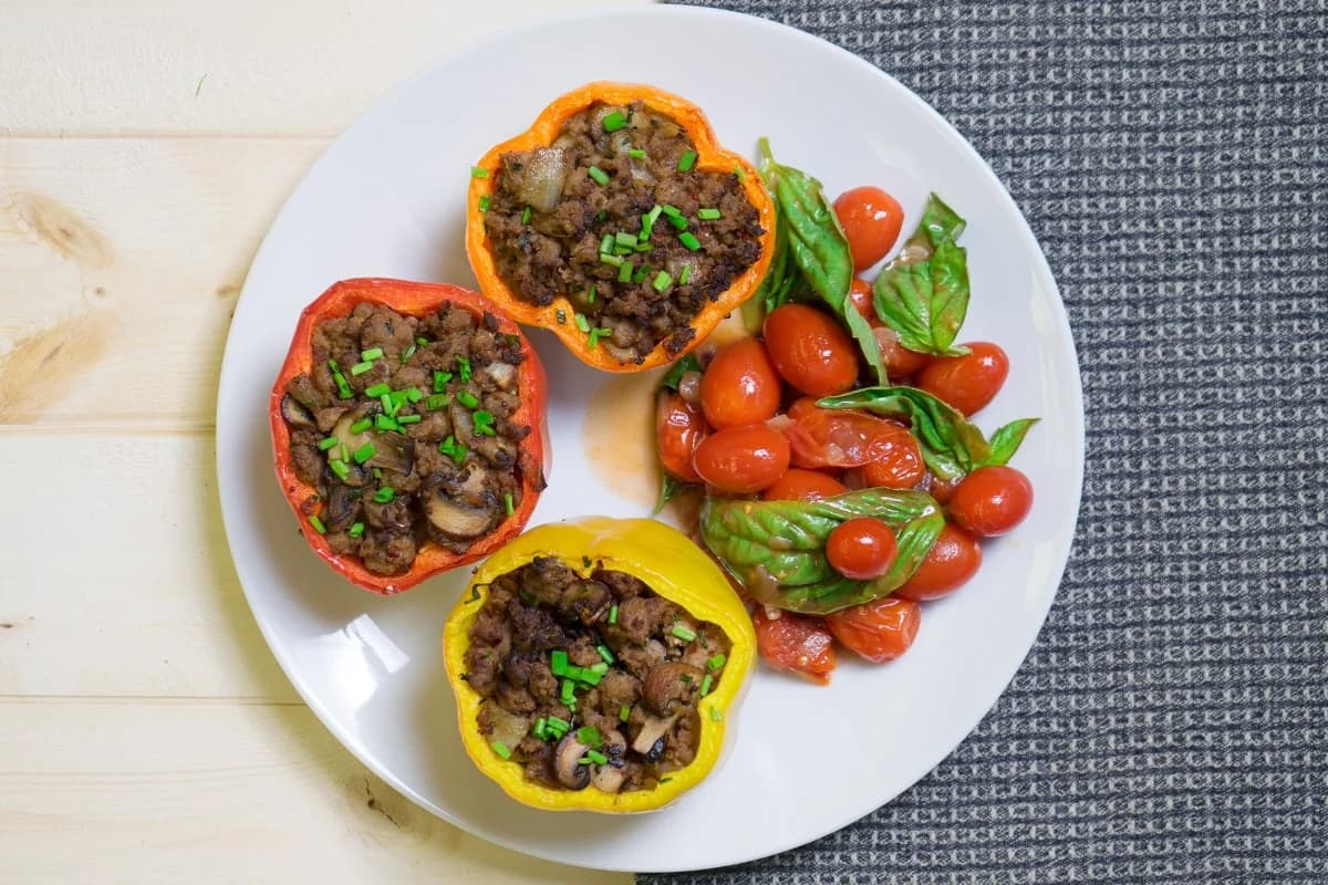 Gefüllte Paprika mit Putenhack und Reis in einer ruhigen Ofenform mit klarer Schichtenoptik.