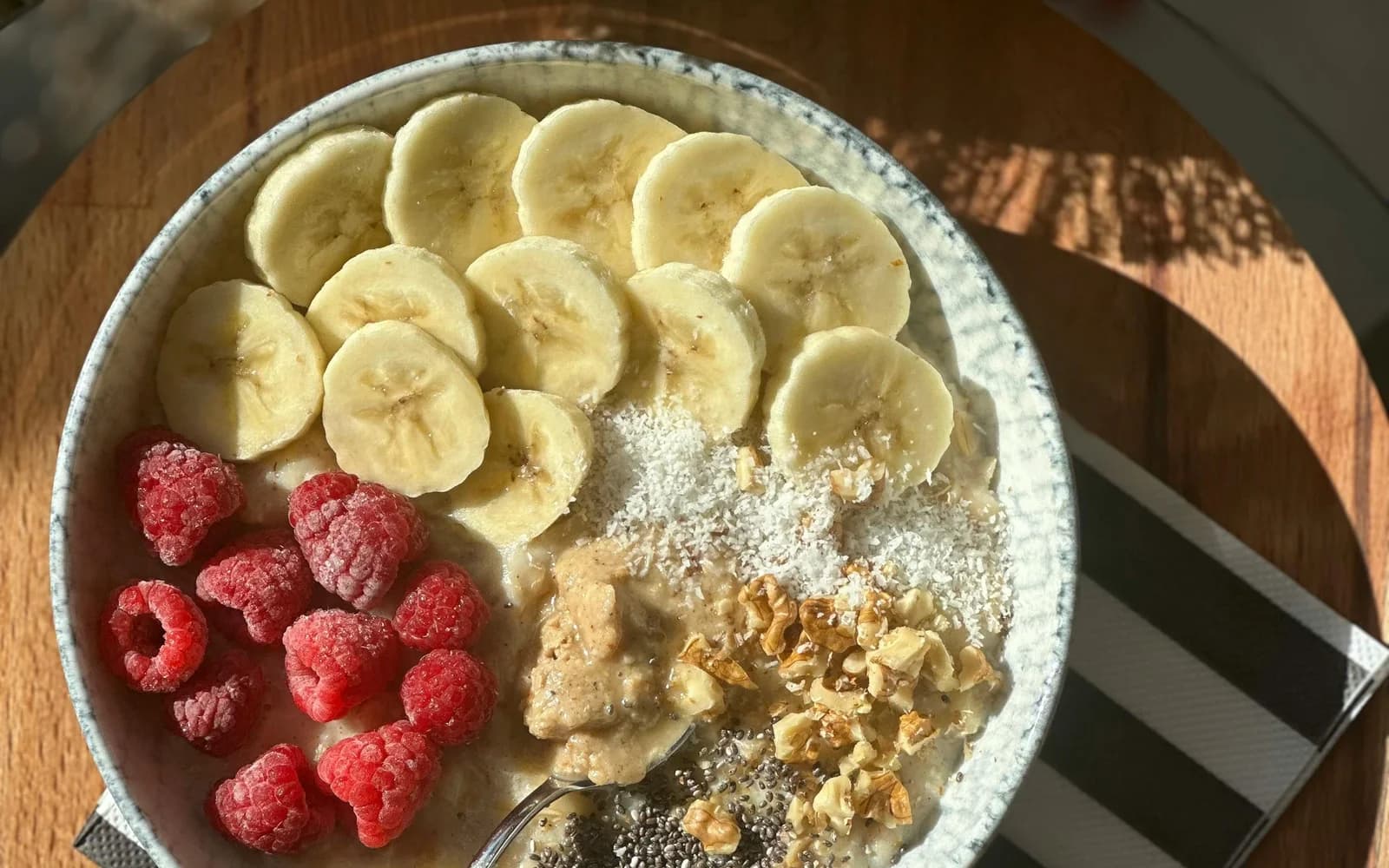 Helle Skyr-Beeren-Bowl mit Haferflocken, Banane und klar sichtbarer Frühstücksstruktur.