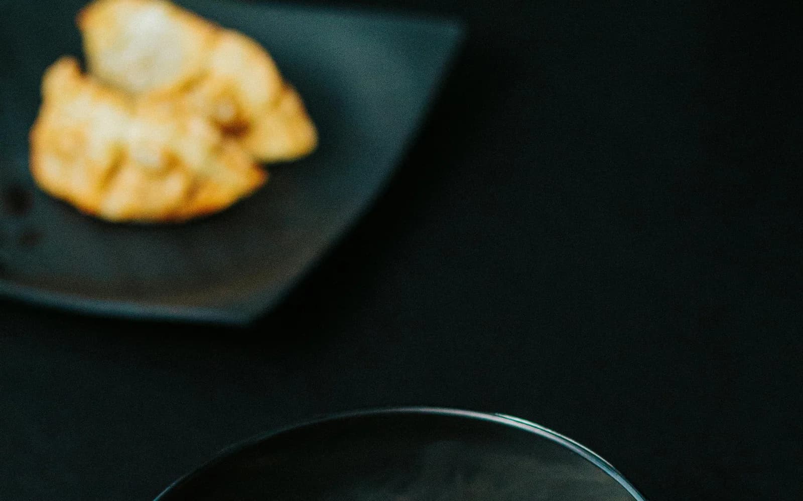 Saubere Bowl mit Thunfisch, Reis und Bohnen, klar angerichtet für Mittag oder Abend.