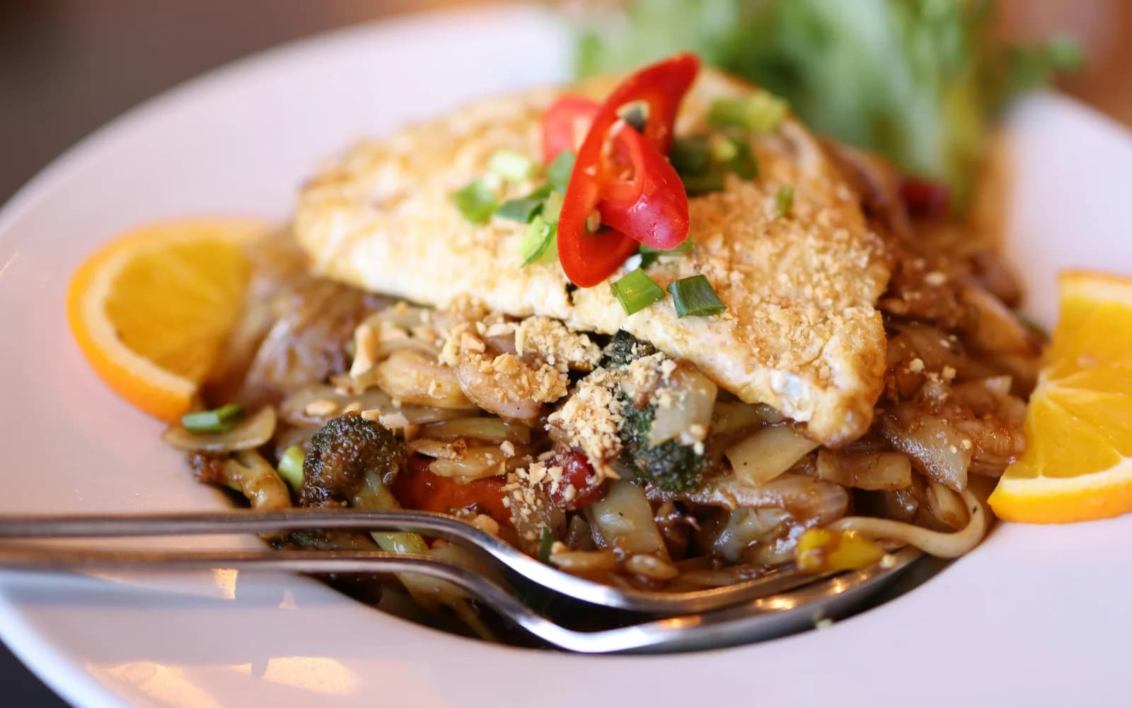 Meal-Prep-Box mit gebratenem Tofu, Nudeln und Gemüse in klarer, ruhiger Anordnung.
