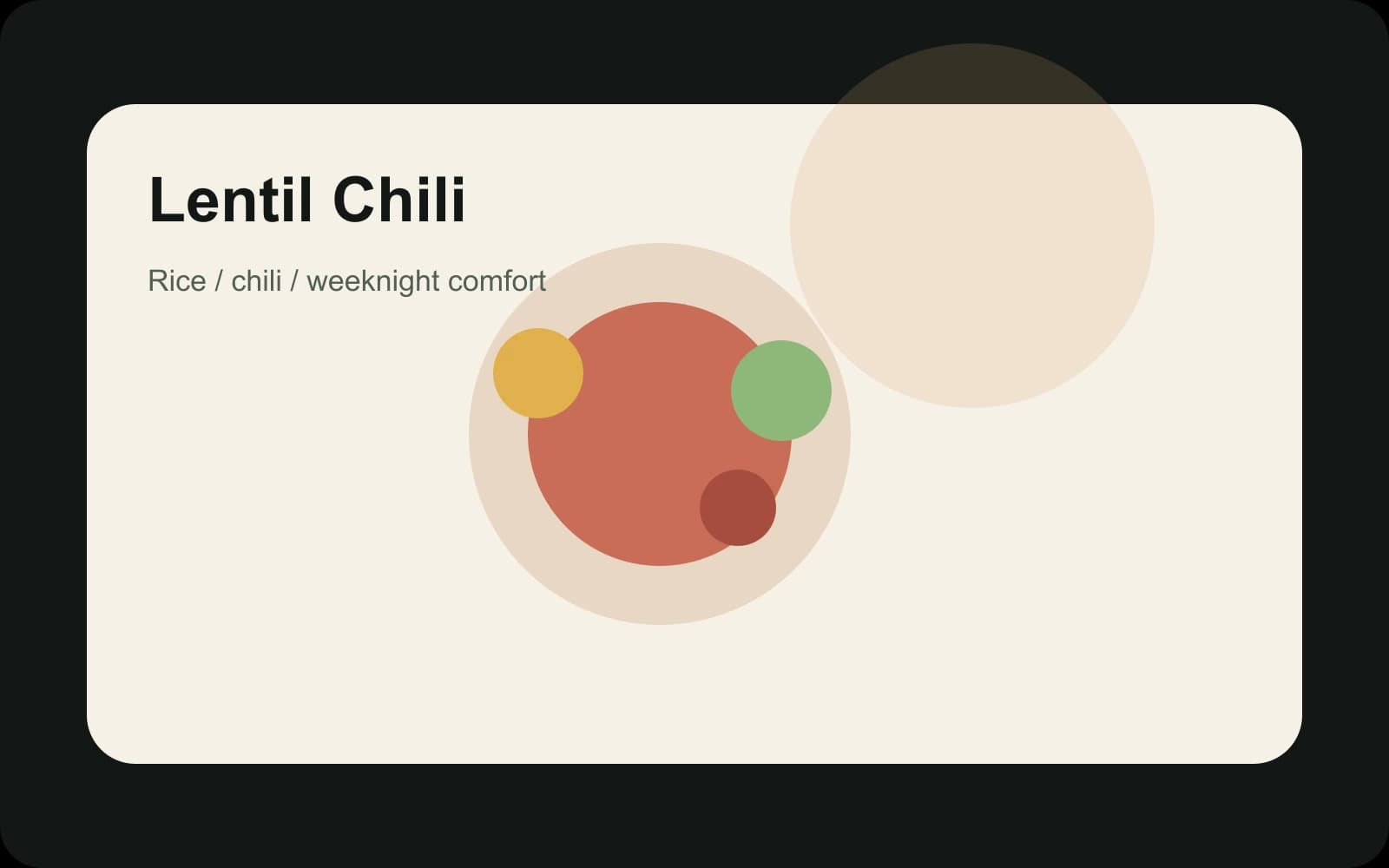 Veganes Chili mit Bohnen, Linsen und dichter Tomatensauce in einer tiefen Schale.