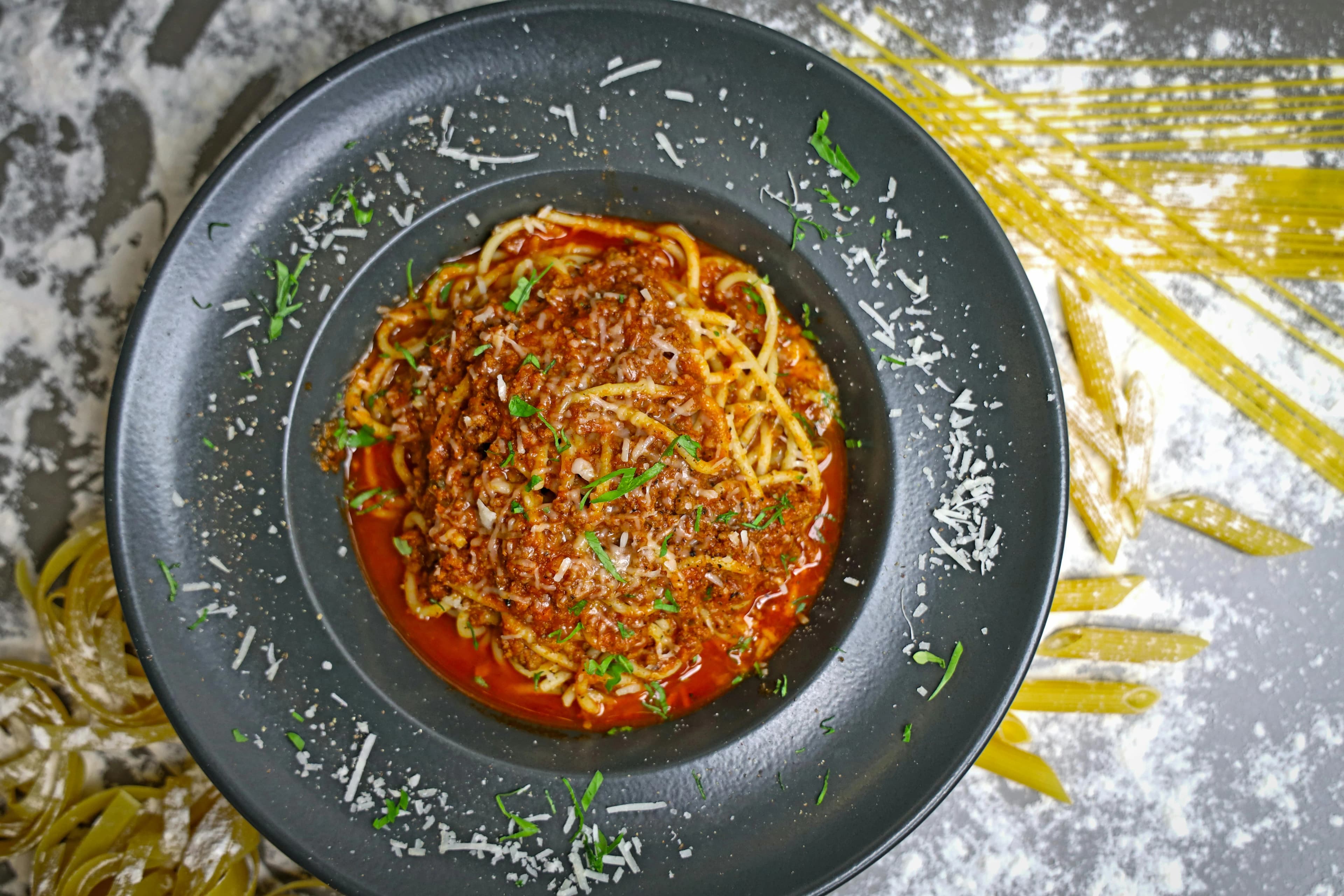 Vegane Hack-Pasta mit dichter Tomatensauce, krümeligem veganem Hack und al dente Nudeln.