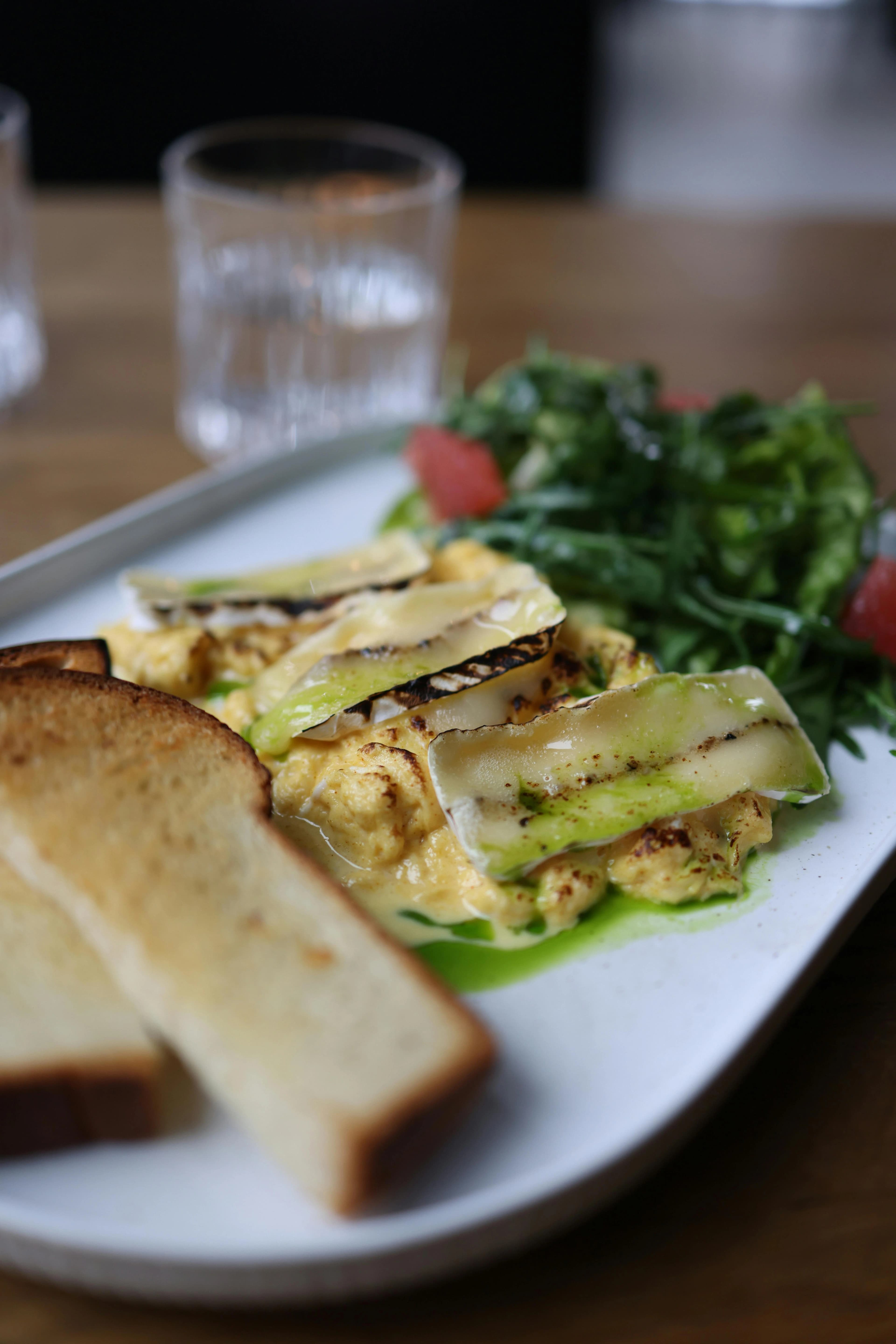 Leichte Protein-Snacks mit Brotzeit, Aufstrich und Quark als ruhige Snack-Sammlung.