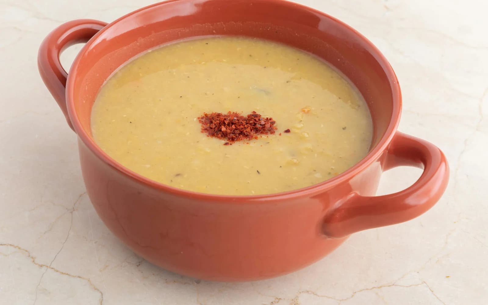 Pasta mit dichter Linsen-Bolognese, klarer roten Sauce und ruhiger, tiefer Telleroptik.
